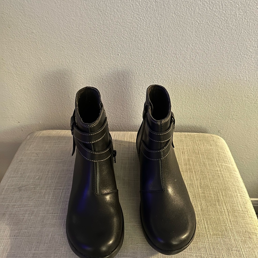 Clarks ankle boots in black. Size 7.5